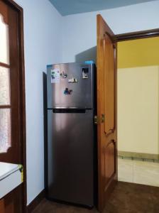 特鲁希略Apartamento Vallejo的门旁厨房里的不锈钢冰箱