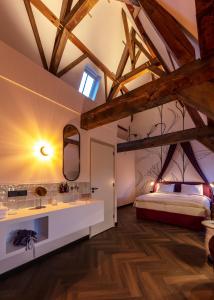 豪达Relais & Châteaux Weeshuis Gouda的一间带特大号床的卧室和一间浴室
