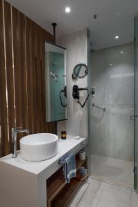 法里拉基卡里普索海滩酒店的一间带水槽和淋浴的浴室