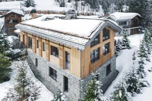 谷雪维尔Le Hameau de Marcandou的屋顶上积雪的房子