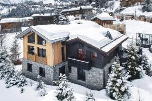 谷雪维尔Chalet sisimut的屋顶上积雪的房子