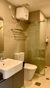 秾莎Two Bedroom Apartment at The Nove, Nuvasa Bay, Nongsa 719的浴室配有卫生间、盥洗盆和淋浴。