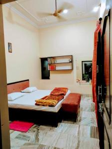 Ayodhya2 Bedroom Suite on Ground Floor Ayodhya的卧室配有一张床