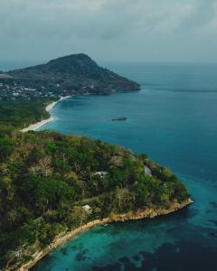 普罗维登西亚POSADA ALEENY的海洋岛屿的空中景观