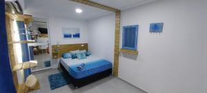 普罗维登西亚POSADA ALEENY的一间位于客房内的蓝色床卧室