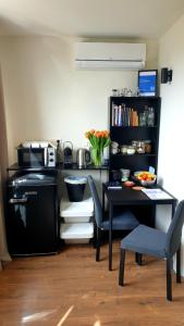 阿姆斯特丹Amor Guesthouse的厨房配有桌子和黑桌子及椅子