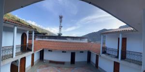 Chavín de HuantarHotel Restaurante Minas Cocha的从大楼的阳台上可欣赏到风景