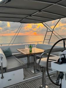 Isla Wichitupo Grande"Marea" Sunreef 62 Catamaran with Crew all inclusive的船上的桌子和酒杯