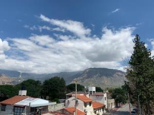 卡法亚特HOSTAL EL REY的享有以山脉为背景的小镇美景。