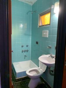 卡法亚特HOSTAL EL REY的浴室配有卫生间、盥洗盆和淋浴。