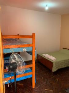 卡法亚特HOSTAL EL REY的客房设有两张双层床和风扇。