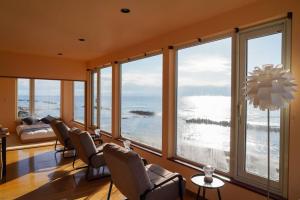 函馆Nesaki Native的客厅配有椅子和大窗户