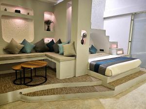 阿伯来NYAST VALLEY RESORT, ARPORA的一间卧室配有一张床、一张沙发和一张桌子