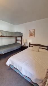 洛斯佩妮滕特斯PENITENTES DEPARTAMENTOO的卧室配有一张白色的大床和蒲团