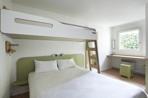 布鲁瓦布卢瓦中心宜必思快捷酒店的一间卧室配有双层床和窗户。