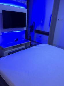 IkuataBeautiful 3-Bed House in Lekki的一间卧室配有一张床和一台平面电视