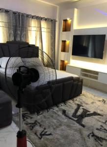 IkuataBeautiful 3-Bed House in Lekki的带沙发和平面电视的客厅