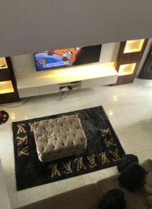 IkuataBeautiful 3-Bed House in Lekki的带沙发和地毯的客厅