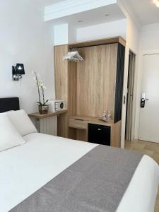 内尔哈Abril Nerja的卧室配有白色的床和木制橱柜。