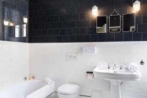 里昂快乐文化思尔可酒店的白色的浴室设有水槽和卫生间。