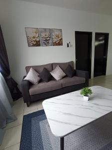 万挠Cozy Nest at Coutryhomes Rawang by Bliss Stay Management的带沙发和咖啡桌的客厅