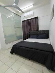 万挠Cozy Nest at Coutryhomes Rawang by Bliss Stay Management的一间卧室设有一张黑色的床和一个窗户。