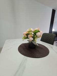 万挠Cozy Nest at Coutryhomes Rawang by Bliss Stay Management的花瓶里满是粉红色的花朵