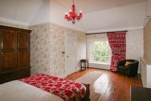 阿比莱克斯Preston House的卧室配有床、椅子和窗户。