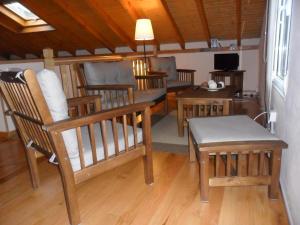 San Juan de la ArenaCasa Pepe El Segador - VV-1054-AS的客厅配有木椅和桌子
