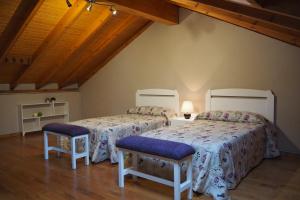 San Juan de la ArenaCasa Pepe El Segador - VV-1054-AS的配有木天花板的客房设有两张床。