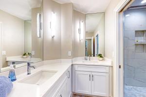 那不勒斯Luxury Condo in Regatta的白色的浴室设有2个盥洗盆和淋浴。