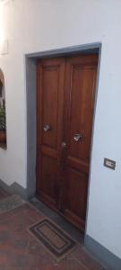 佛罗伦萨美第奇酒店的木门在房间的角落里