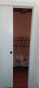 佛罗伦萨美第奇酒店的通往卧室的大门,卧室配有床