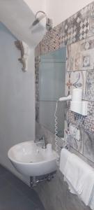 佛罗伦萨美第奇酒店的一间带水槽和镜子的浴室