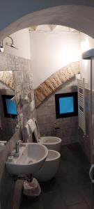 佛罗伦萨美第奇酒店的浴室设有2个水槽和2个卫生间