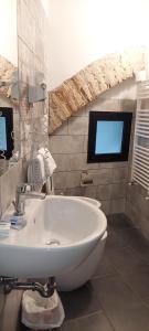 佛罗伦萨美第奇酒店的一间带水槽的浴室和客房内的电视