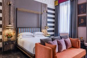 罗马Palazzo Roma - The Leading Hotels of the World的一间卧室配有一张床和两把椅子