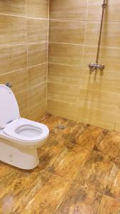 艾卜哈إستراحة المزرعة的一间带卫生间的浴室,铺有木地板。