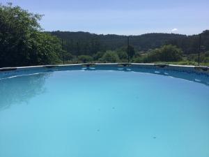 GilHabitación en A Armenteira的蓝色海水大型游泳池
