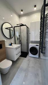 别尔斯克-比亚拉CityCenterApartments/M32/6的一间带卫生间和洗衣机的浴室