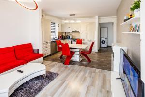 谢林伯尔Leon's home的客厅配有红色的沙发和桌子