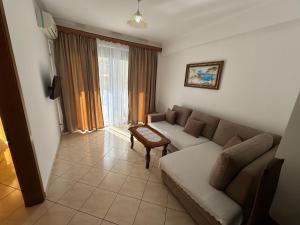 萨兰达Comfort Apartments Promenade的客厅配有沙发和桌子