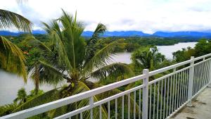 康提Mahaweli View Inn的享有河景的白色围栏