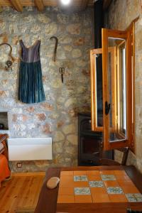 斯基罗斯岛SKYROS REFUGE的挂在房间墙上的连衣裙