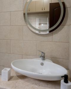 VoútaiVerano Family House的浴室设有白色水槽和镜子