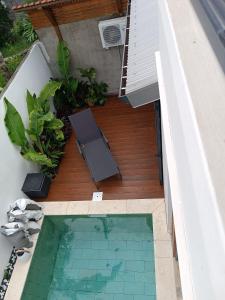 圣若瑟VILLA O'LHAYA piscine pivée的房屋顶部的游泳池