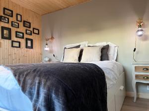 滨海吕克L'atelier de la clef des Paons的卧室配有一张带白色床单和枕头的大床。
