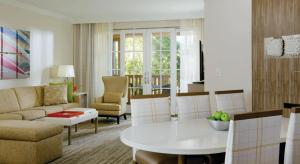 纽波特海滩The Exclusive Marriott's Newport Coast Villas的客厅配有沙发和桌子