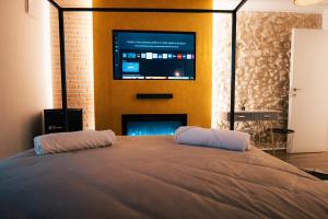 伊塞尔尼亚Bellavista bedroom的卧室配有一张床铺,墙上配有电视