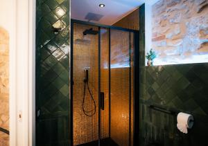 伊塞尔尼亚Bellavista bedroom的浴室里设有玻璃门淋浴